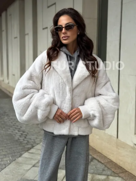 Белый норковый бомбер на резинке - фото 4