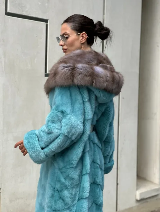 Удлиненная норковая шуба с капюшоном из меха куницы - цвет Тиффани - фото 4