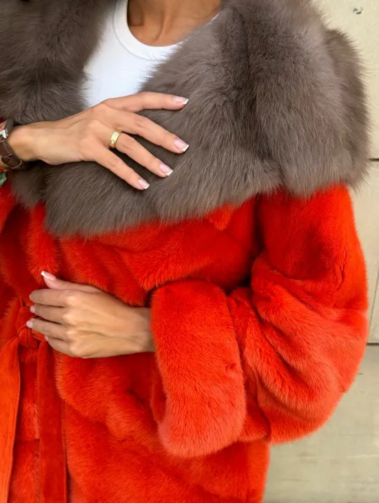 Шуба из меха норки цвета Grenadine (оранжевый) с капюшоном из меха куницы - фото 1