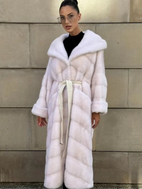 Шуба в диагональной выкладке меха норки White ice с капюшоном - фото 10