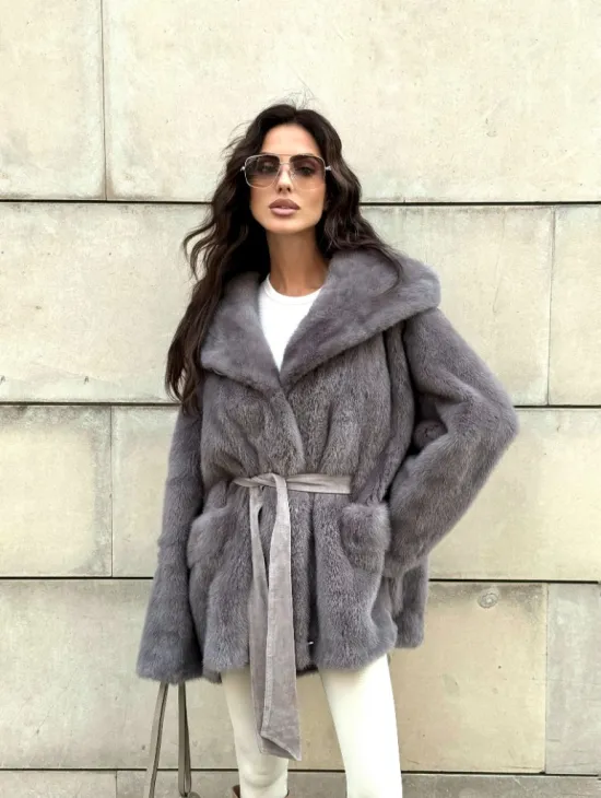 Шуба Летучая мышь из меха норки в технологии роспуск с капюшоном - цвет дымчато-серый - фото 6