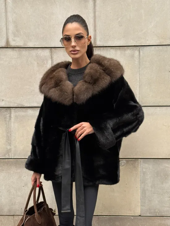 Шуба автоледи из норки Black с потайным поясом и капюшоном из меха куницы - фото 0