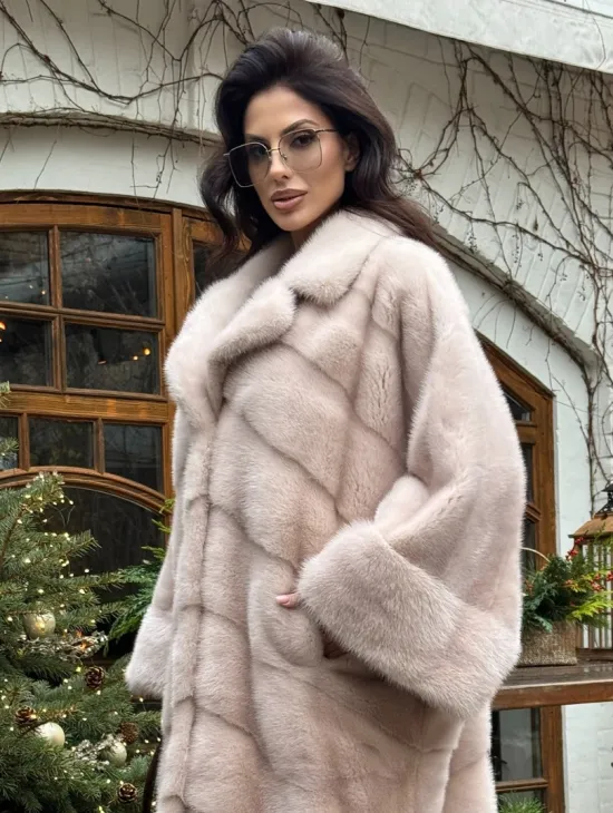 Шуба натуральная из меха аукционной норки в стиле «Oversize» - пудровая - фото 2
