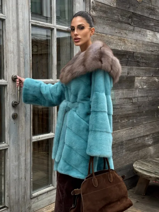 Шуба из аукционной норки средней длины с капюшоном из куницы - фото 0