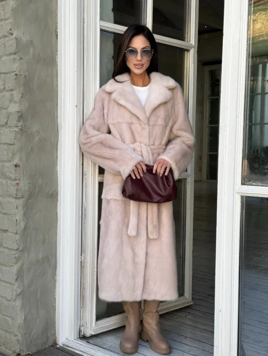 Женская норковая шуба прямого кроя с разрезами по бокам, пояс - фото 6