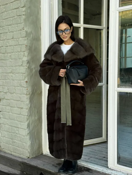 Длинная норковая шуба с капюшоном из меха куницы - цвет темный хаки - фото 10
