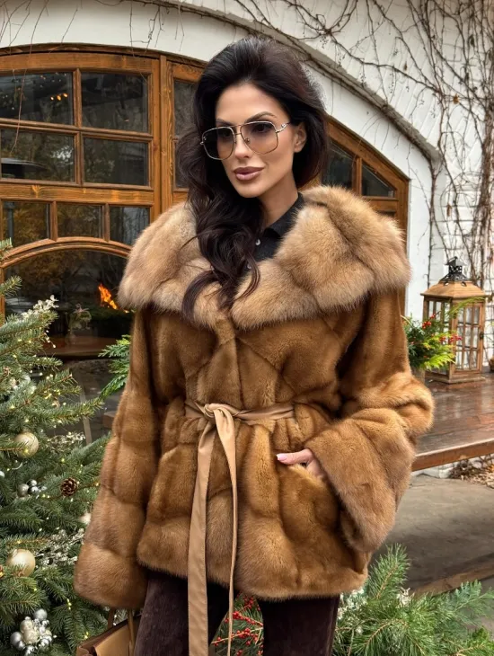 Норковое пончо-шуба в цвете золото с меховым капюшоном из куницы - фото 7