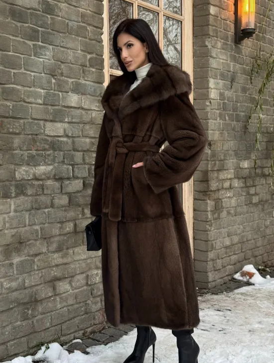 Длинная коричневая норковая шуба прямого кроя с капюшоном из куницы - фото 4