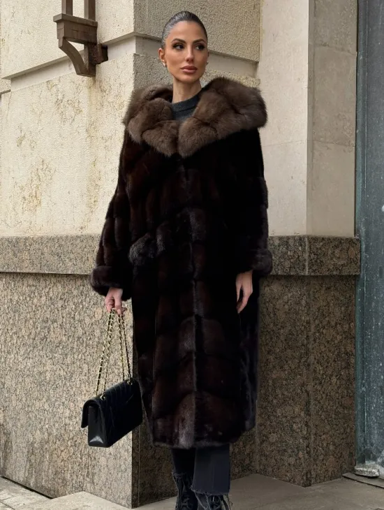 Удлиненная норковая шуба с капюшоном куница, цвет горький шоколад - фото 6