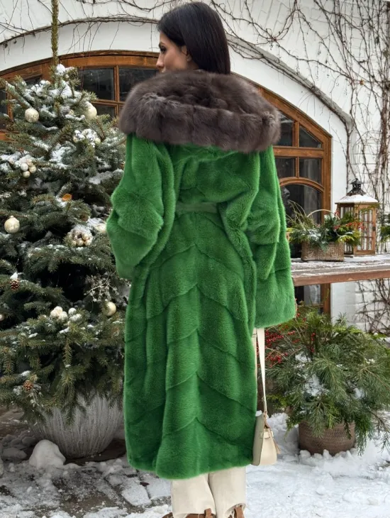 Шуба зеленого цвета с капюшоном из меха куницы - фото 5