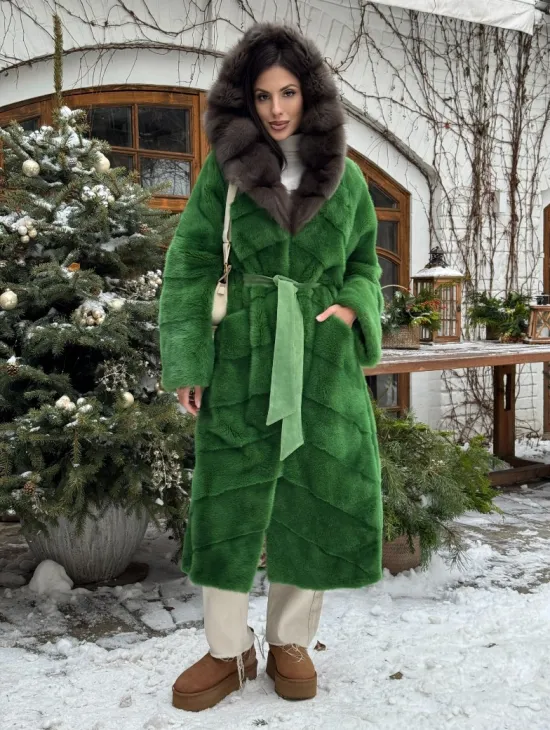 Шуба зеленого цвета с капюшоном из меха куницы - фото 11