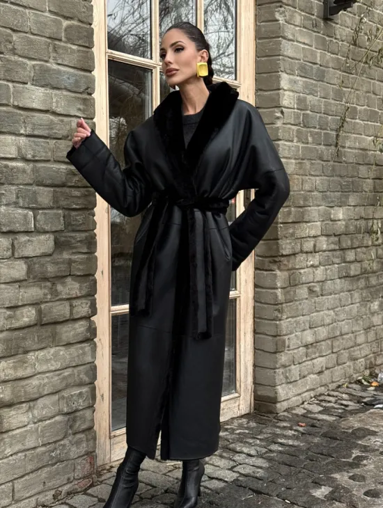 Двусторонняя модная дублёнка на запах из меха мериноса - фото 5