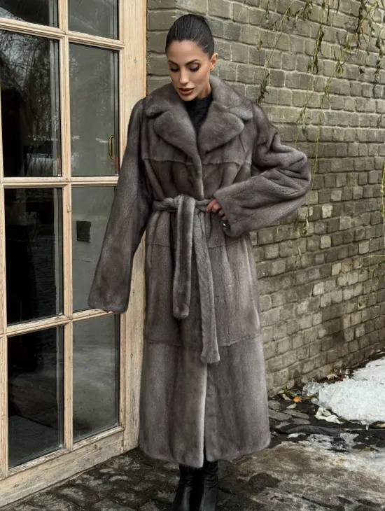 Прямая норковая шуба Luxury Line с меховым поясом и шлицами по бокам - фото 7