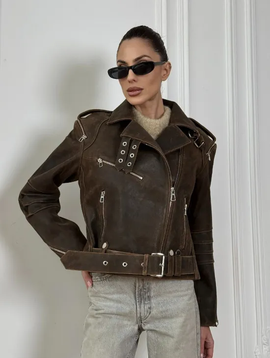 Коричневая куртка- косуха из натуральной винтажной кожи с отложным воротником и молниями на плечах - фото 0