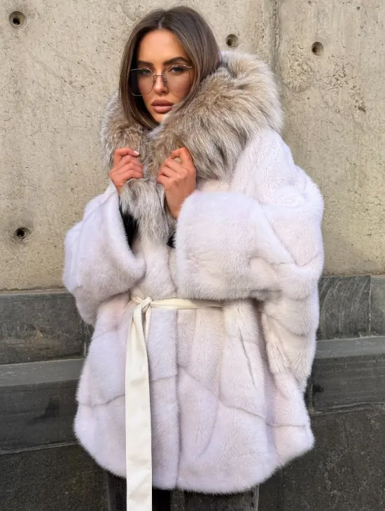 Белая норковая шуба-кимоно с капюшоном из отделки рыси - фото 5