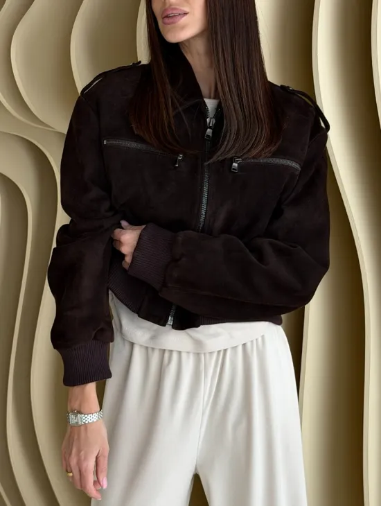 Короткий бомбер из натуральной замши на молнии с трикотажными манжетами - фото 4