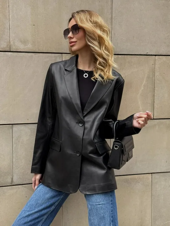 Черный кожаный пиджак классического кроя с клапанами на карманах - фото 8