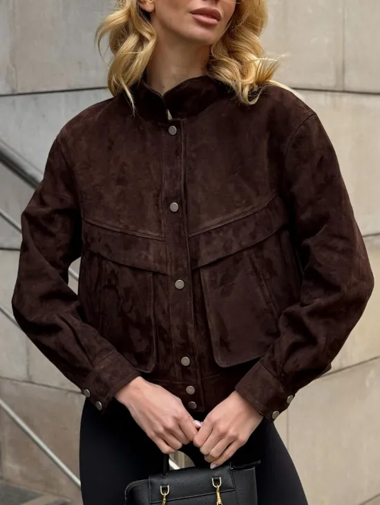 Укороченная замшевая куртка с накладными карманами - фото 3