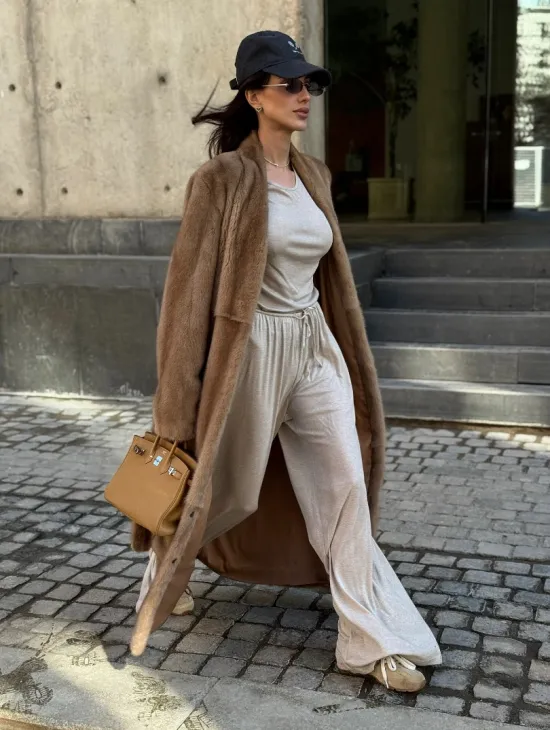 Длинная норковая шуба в цвете пастель с V-образным воротником - фото 10