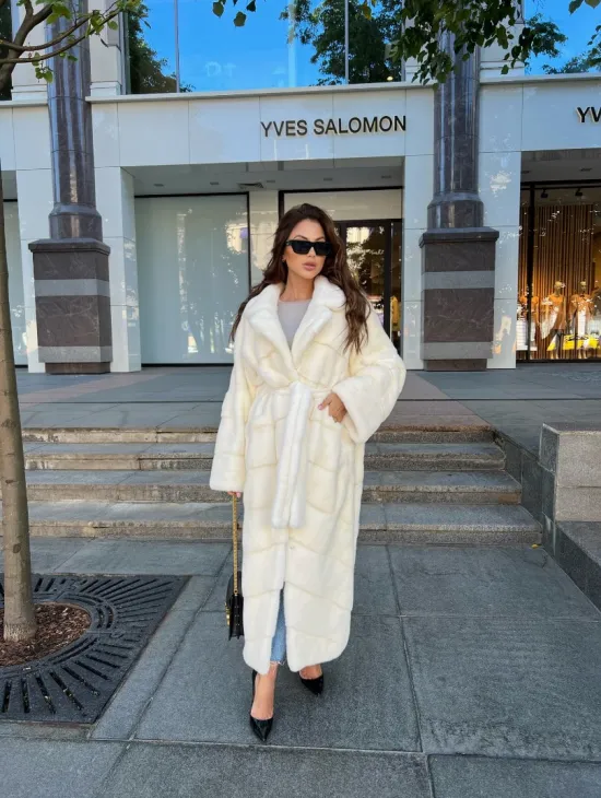 Белая норковая шуба с поясом - в аукционной норке - фото 4