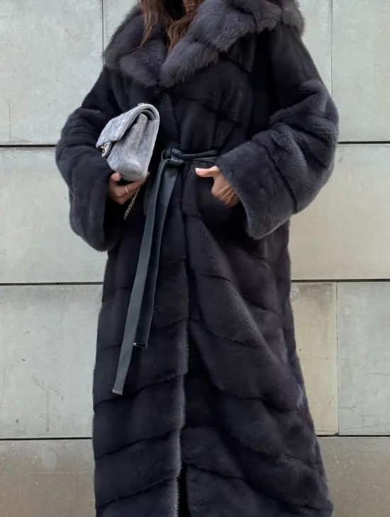 Норковая шуба в цвете графит с капюшоном из куницы - фото 2