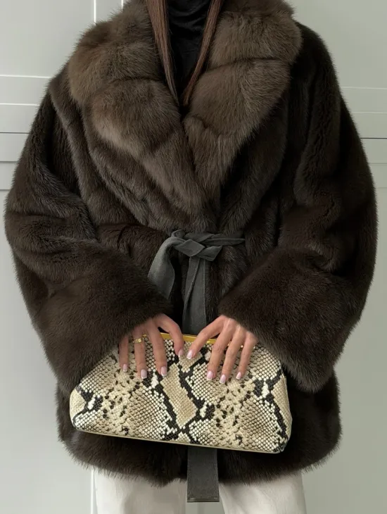 Шуба норковая летучая мышь с воротником из куницы - цвет хаки - фото 1