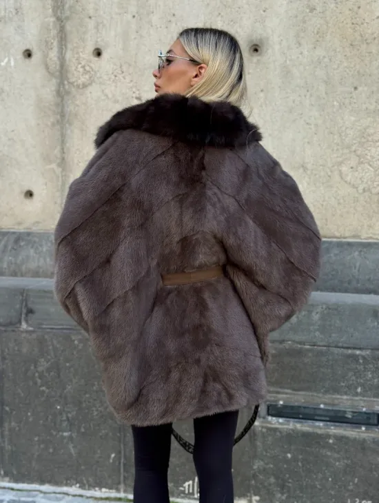 Женская норковая шуба свободного силуэта с воротником куницы - фото 6