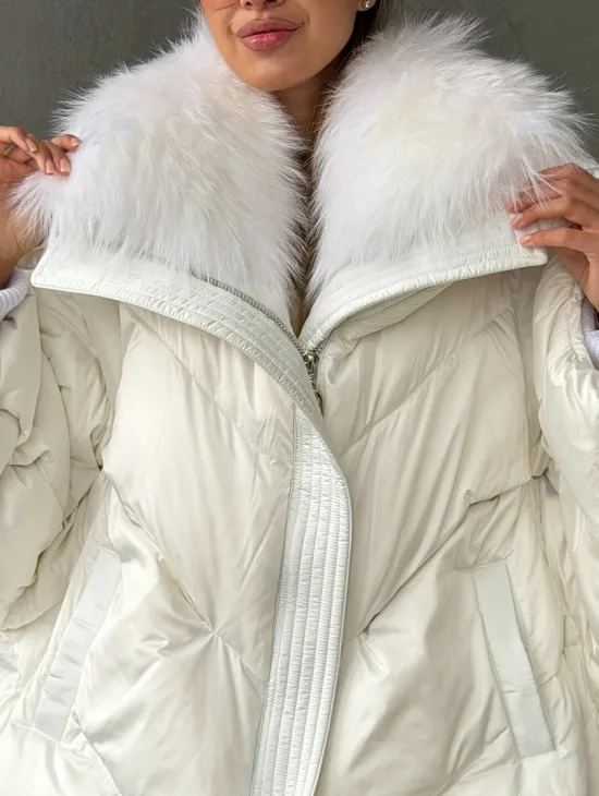 Белый зимний пуховик с мехом - фото 1