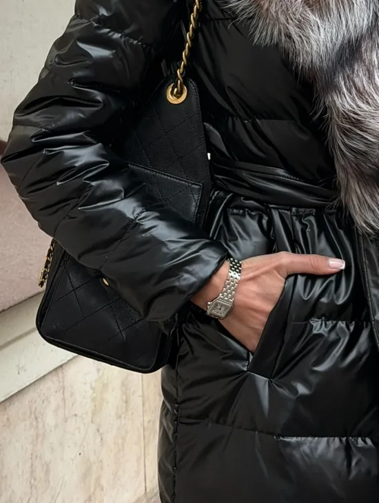 Чёрное пуховое пальто с меховым капюшоном из чернобурки - фото 2