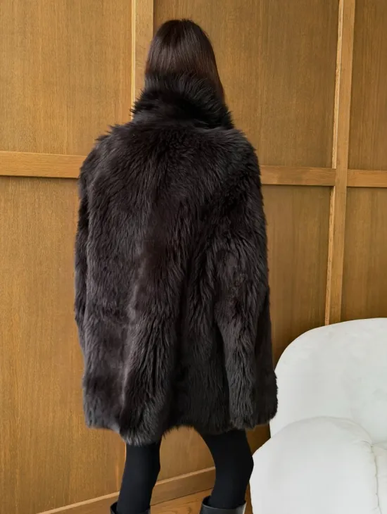 Двухсторонняя коричневая дубленка - фото 7