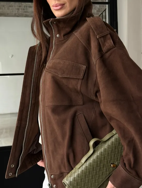 Коричневая куртка из натуральной замши тренд 2026 - фото 2