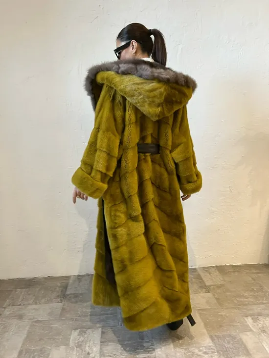 Норковая шуба с капюшоном куница - цвет горчичный - фото 6