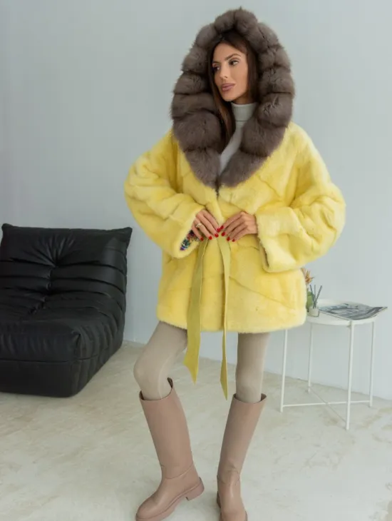 Норковое пончо - шуба с капюшоном из меха куницы - желтого цвета - фото 4