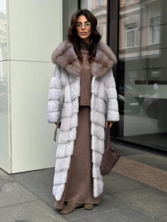 Шуба норковая серо-голубого цвета с капюшоном из куницы - фото 0