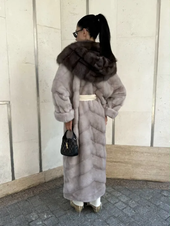 Шуба норковая с капюшоном из меха куницы в цвете нюд - фото 6