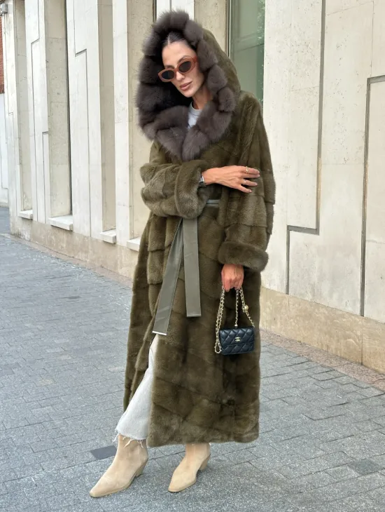 Норковая шуба зеленого цвета с капюшоном из меха куницы - фото 4